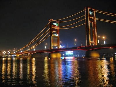 Jembatan Ampera Yang Serasi Dengan Sungai Musi Indonesia 
