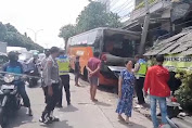 Bus Sarat Penumpang Tabrak Warung dan Tiang Listrik di Pantura Lamongan