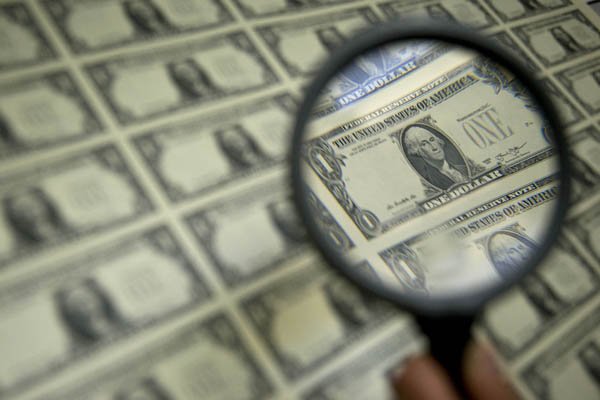 Precio del dólar recorta ganancias