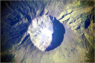5 Kawah Gunung Paling Eksotik di Indonesia