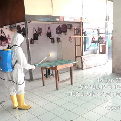 Tekan Penyebaran Covid-19, Den Gegana Brimob Polda Banten Semprotkan Disinfektan di Pasar Rau