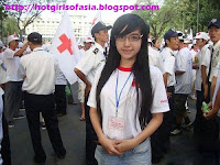 Elly Tran Ha / Elly Kim Hong / Elly Bồ Công Anh in a student attire
