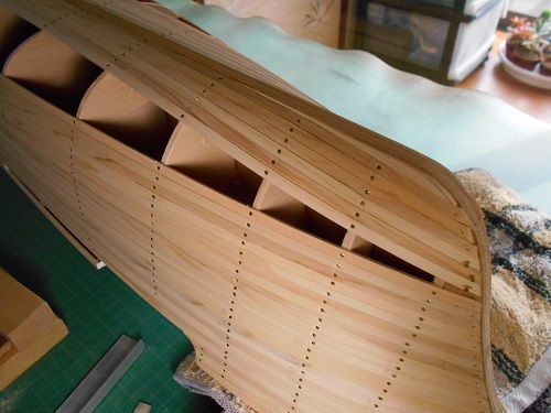 36、帆船模型日本丸を作る・船体外板張り・船底から張る作業（10）日本丸を逆さにして船底から外板を張っていきます。写真は船首を見ています。