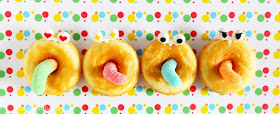 Gekke donuts traktatie, donuts recept om te bakken, donuts bakken in de oven, donuts voor carnaval, lekker donuts recept, donuts met ogen en tong, bento oogjes in donuts