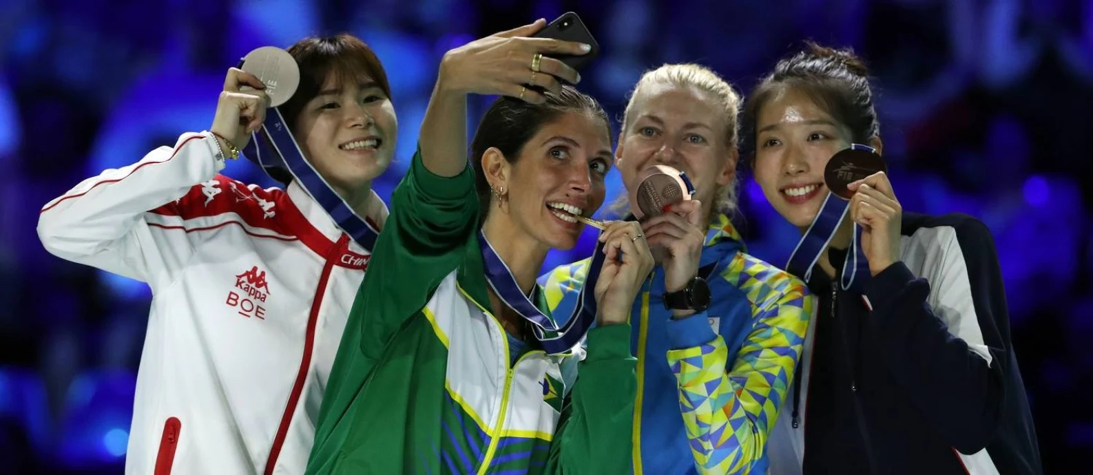 Medalhistas na espada feminina tiram foto no mundial de 2019