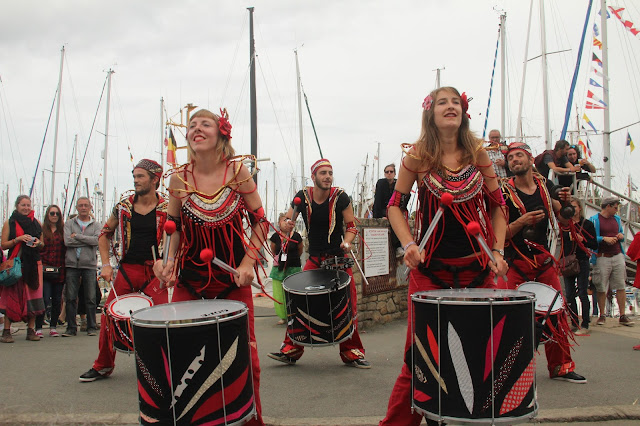 La fanfare Samba Baladi en Bretagne pour les festivals et fêtes de Noël.