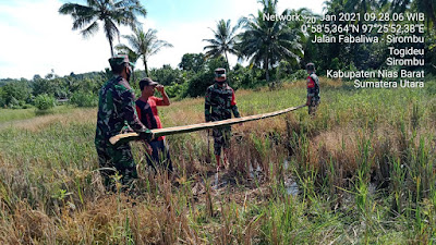 Babinsa Koramil-09/Sirombu Bantu Petani Pembuatan Saluran Irigasi Pengairan Sawah