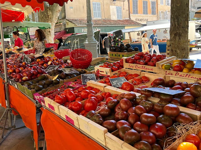 foto da feira em Aix-en-Provence mostrando grande variedade de tomates bem vermelhos