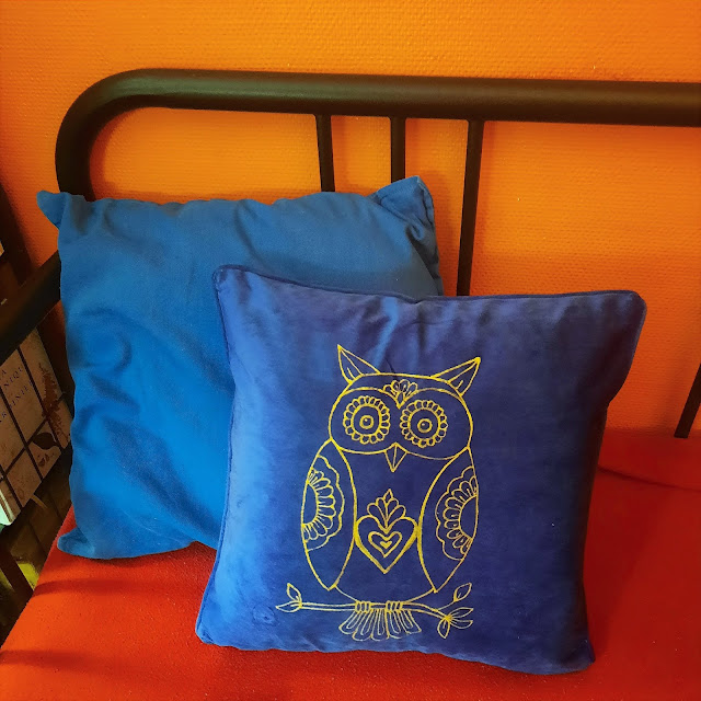 Hibou doré sur coussin bleu roi