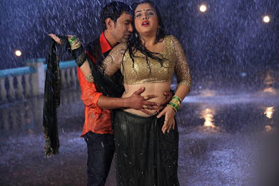 Dinesh Lal Yadav and Amrapali Dubey Hot Photo of Aashiq Aawara Song