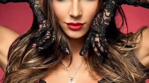 Natalia Velez – Sexy Fotos Besame 2011