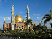 Wisata Religi Ke Masjid Kubah Emas