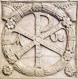 Letras gregas 'chi-rho' (XP), abreviatura de 'Christos', em sarcófago dos primeiros séculos, Museos Vaticanos