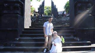 kamu bisa foto prewedding di Tanah Lot Bali