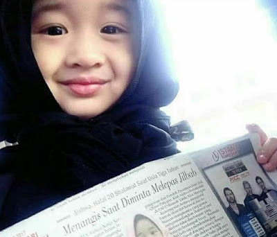  Adek kecil yang jadi viral akibat kejadian ketika dia menolak disuruh buka kerudungnya de Menangis Saat Diminta Melepas Jilbab