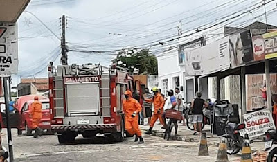 Em Delmiro Gouveia, veículo pega fogo no centro da cidade