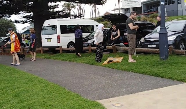 Indahnya Pemandangan Suami-Istri Salat Berjamaah di Pinggir Pedestrian Australia