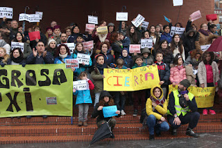 Medio millar de manifestantes protesta por el posible cierre del colegio La Milagrosa