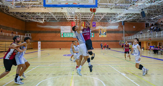 Partido inaugural del Torneo de la Liga EBA "Memorial Juan Martín Caño" con el partido entre Pozuelo y Fuenlabrada (En fotografía Santiago De Santiago frente a Andrii Butko)