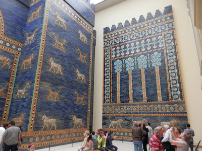 Ishtar Gate and Processional Way from Babylon (Pergamon Museum, Berlin)   by E.V.Pita (2015)  http://archeopolis.blogspot.com/2015/10/babilonia-doors-of-wall-pergamo-museum.html   Puertas de las murallas de Babilonia (Museo Pérgamo de Berlín)  por E.V.Pita (2015)  Portas de Babilonia