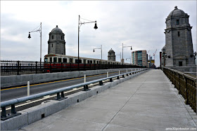 Metro Pasando por el Longfellow Bridge entre Boston y Cambridge