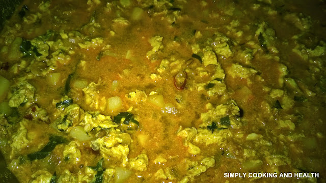 Scrambled egg curry in final stage