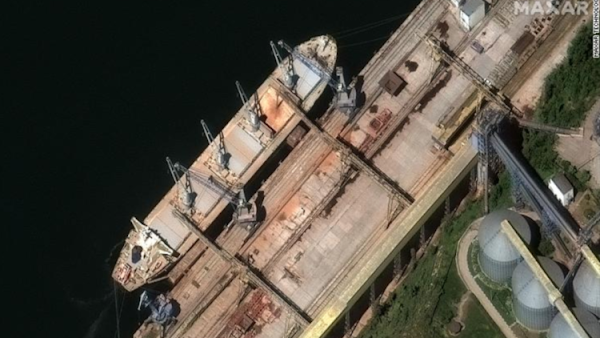 GUERRE EN UKRAINE : EN CRIMÉE, DES IMAGES-SATELLITES MONTRENT DES NAVIRES RUSSES CHARGER DES TONNES DE CÉRÉALES