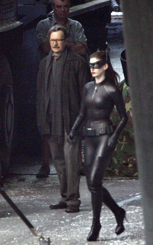 First Look Anne Hathaway on full Catwoman Costume