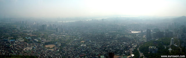 Amanecer en Seúl visto desde la torre N de la Montaña Namsan