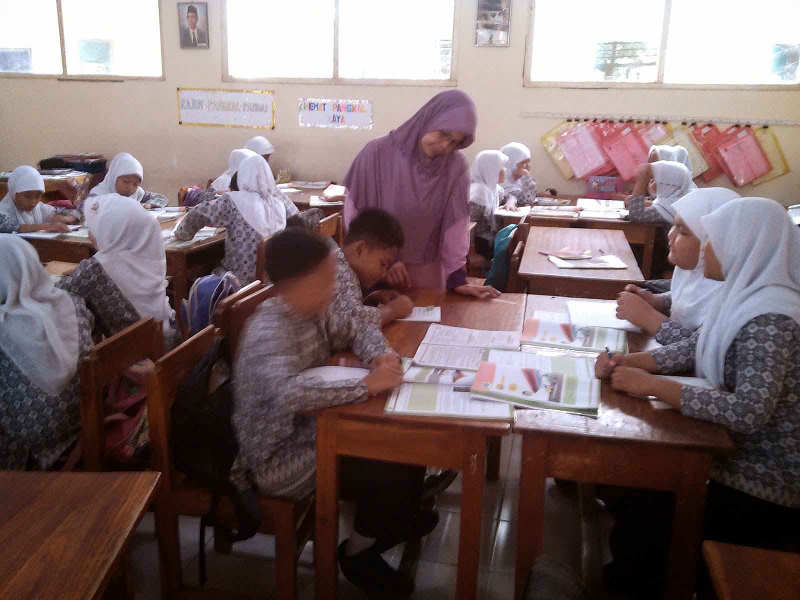 kelompok beranggotakan 4 anak dengan arahan untuk berdiskusi mengenai asal dari minyak bumi cara pengambilan minyak bumi serta pengolahan minyak bumi