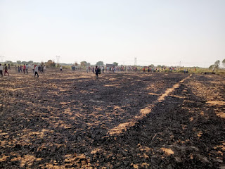 भूसा बना रही मशीन से निकली चिंगारी के कारण खेतों में लगी आग  किसानों के प्रयास से बड़ा हादसा टला    रिपोर्ट :- विजय द्विवेदी    जगम्मनपुर, जालौन : हार्वेस्टर से गेंहू की खडी फसल कटने के बाद खेतों में बची अवशिष्ट नरई में भूसा बनाने वाली मशीन से निकली चिंगारी के कारण खेतों में आग लग गई जिससे आसपास की खेतों में अग्नि ज्वाला धधक उठी किन्तु किसानों के प्रयास से मुश्किल आप पर काबू पा लिया गया ।  रामपुरा थाना अंतर्गत अवध सिंह निवासी मानपुरा के खेत में रामचंद्र पुत्र बीरसिंह निवासी छौना की भूसा बनाने वाली मशीन चल रही थी अचानक उसने निकली चिंगारी से खेतों में खड़ी नरई में आग लग गई जो देखते देखते आसपास के खेतों में तेजी से फैल गई । अवध सिंह के खेतों के आसपास ग्राम छौना एवं मानपुरा निवासी अनेक किसानों के खेतों में गेहूं की फसल कटी रखी थी वहीं अनेक किसानों की फसल कटने की प्रक्रिया में थी आग की लपटें उठी देख हजारों की संख्या में किसान शोर मचाते हुए खेतों की तरफ दौड़ पड़े और जान जोखिम में डाल ग्रामीण स्तरीय उपाय करके आग बुझाने का उपक्रम करने लगे जिसमें उन्हें आशानुरूप सफलता प्राप्त हुई, लेकिन इतना होते-होते सुरेंद्र पुत्र गंगाराम निवासी छौना के 60 डिस्मिल तथा आशा देवी पत्नी अरविंद राठौर निवासी छौना के 40 डिसमिल खेत के गेहूं की फसल जलकर राख हो गई तथा राजकुमार पुत्र जालिम सिंह व गुलाब सिंह सिंह सहित आसपास के अनेक खेतों में भूसा बनाने के लिए खडी नरई जलकर राख हो गई । घटना की सूचना पाकर पुलिस चौकी प्रभारी जगम्मनपुर उप निरीक्षक संजीव कुमार कटिहार मय चौकी स्टाफ एवं अग्निशमन की दमकल गाड़ी मौके पर पहुंच गई और खेतों में धधक रही आग को पूरी तरह से बुझाने की कार्रवाई पूरी की।