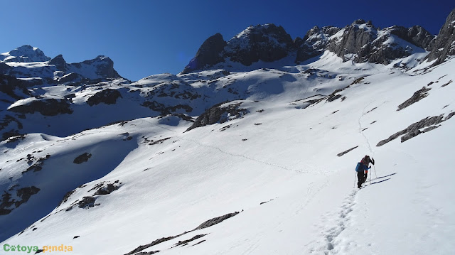 Ruta circular al Pico de Los Asturianos, Canal Parda y Traviesos en el Macizo del Cornión de Picos de Europa, regresando por Reseco