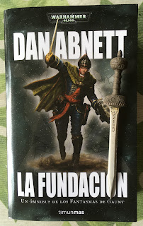 Portada de la edición ómnibus de La Fundación, de Dan Abnett