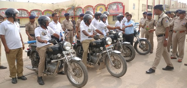 रेलवे सुरक्षा बल की मोटरसाइकिल रैली व सुसज्जित वीडियो वाहन सीवान रेलवे स्टेशन परिसर पहुँचा