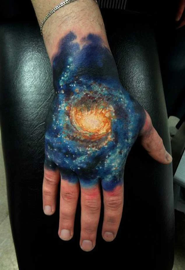 Espectacular tatuaje de Galaxia en la mano