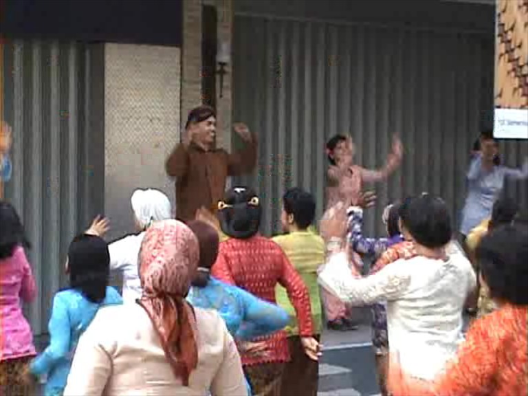 Bursakreasi: Peringati Hari Kartini dengan Senam Berkebaya