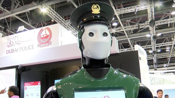 دبي تستبدل الروبوتات برجال الشرطة!