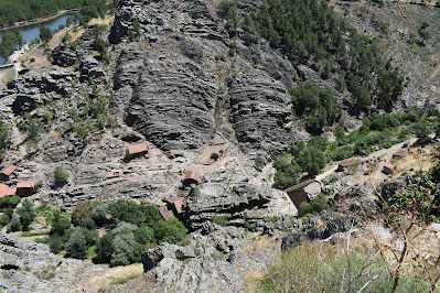 Vale de Penha Garcia com casas dos moleiros e icnofósseis