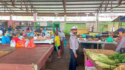 Melanggar Prokes, Kerumunan Massa di Pasar Inpres Jalan Pasar 3 Medan Dibubarkan