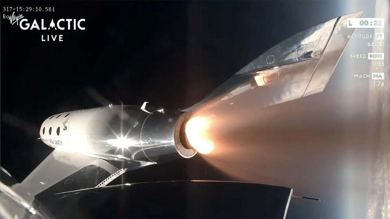 El cohete Unity de Virgin Galactic se dirige hacia el espacio el jueves, llevando a tres investigadores italianos y tres empleados de la empresa a una altitud de 52,9 millas, casi tres millas más que la altitud de 50 millas considerada el umbral del espacio. Crédito: Virgin Galactic