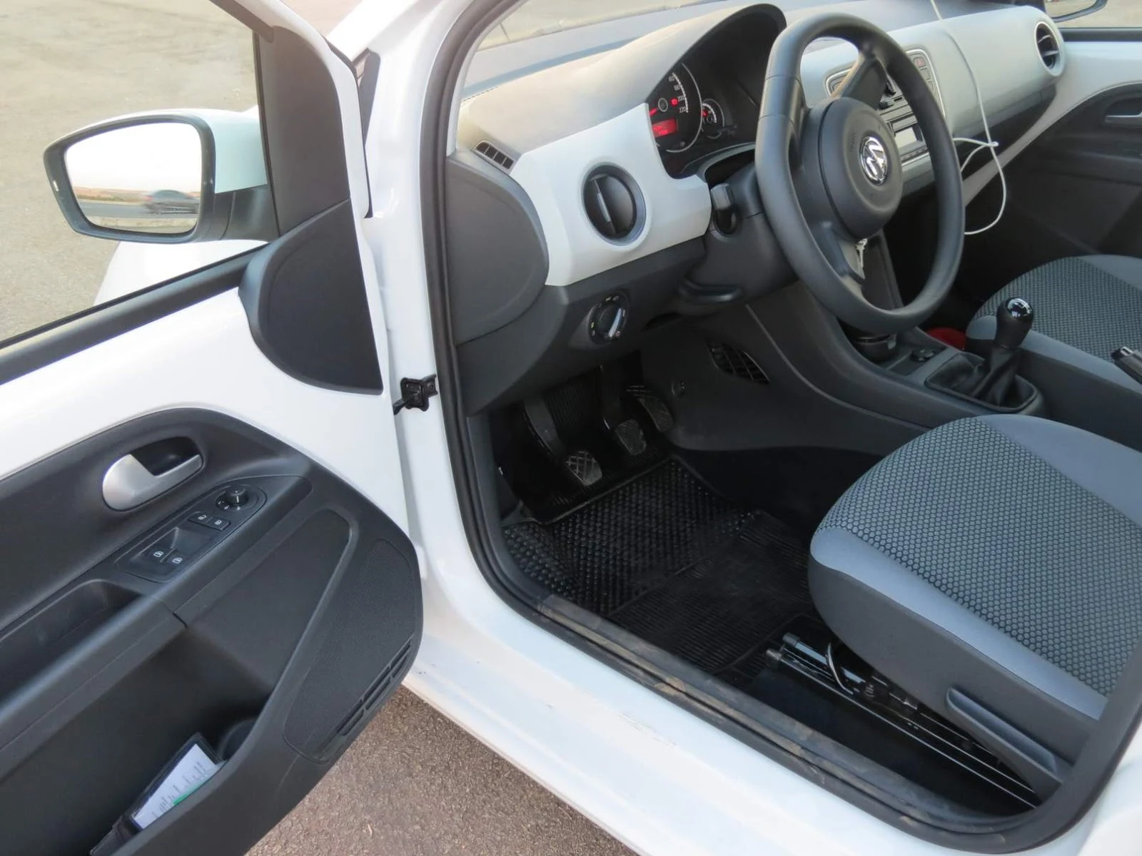 Volkswagen Up! TSi - interior