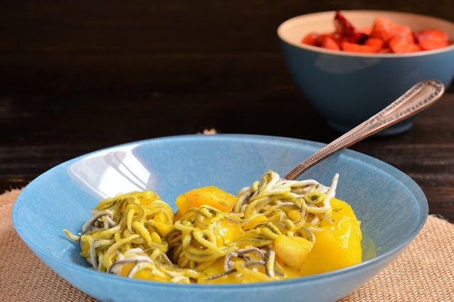 Patatas guisadas con gulas y gambas