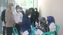 Kapolsek Gantar Bersama Anggota Lakukan Pengamanan Vaksinasi Covid-19, di SMK PGRI Gantar