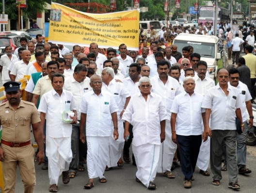 ஈரோடு கலெக்டர் அலுவலகத்தில் தென்முகம் வெள்ளோடு சாத்தந்தை குலமக்கள் நற்பணி மன்றத்தினர் மனு...