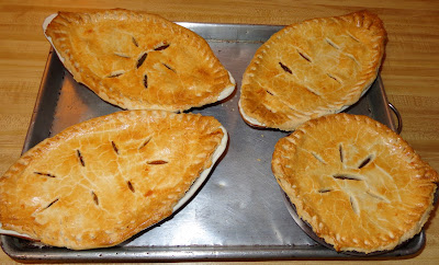 POT PIE DE CARNE DE VACUNO  El POT PIE es un clásico guisado Estado Unidense, el cuál puede ser hecho con carne de pollo, cerdo, vacuno y pavo. Se pone en pocillos de hornear, se recubre con una masa y se hornean.  Este lo hice con carne molida porque es lo que tenía, pero por lo general es hecho con trocitos de carne cortada en cubos o tiritas.     PORCIONES: 4   INGREDIENTES  5oo g / 18 oz de carne molida  1 cucharada de aceite de oliva  2 dientes de ajos picados  2/3 tazas de cebolla cortada en cuadros  2/3 tazas de apio cortado en cubos  2/3 tazas de zanahoria cortadas en cubos  2 papas cortadas en cuadros, con o sin piel  2/3 taza de porotos verdes cocidos y cortados en trozos  2/3 tazas de arvejas cocinadas  1 cucharada de tomillo fresco picado  1 cucharada de orégano fresco picado  1 cucharadita de sal  1 taza de salsa de tomate  1 y ½ tazas de agua o caldo de carne