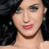 Em show, Katy Perry usa máscara com a cara de Rihanna