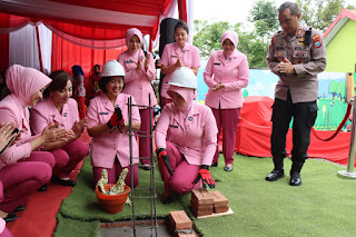  Peletakan Batu Pertama Oleh Ketua Pengurus YKB Daerah Jatim Dalam Pembangunan TK Kemala Bhayangkari 66