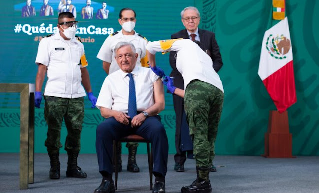 AMLO se vacuna contra COVID-19; llama a personas adultas mayores a protegerse