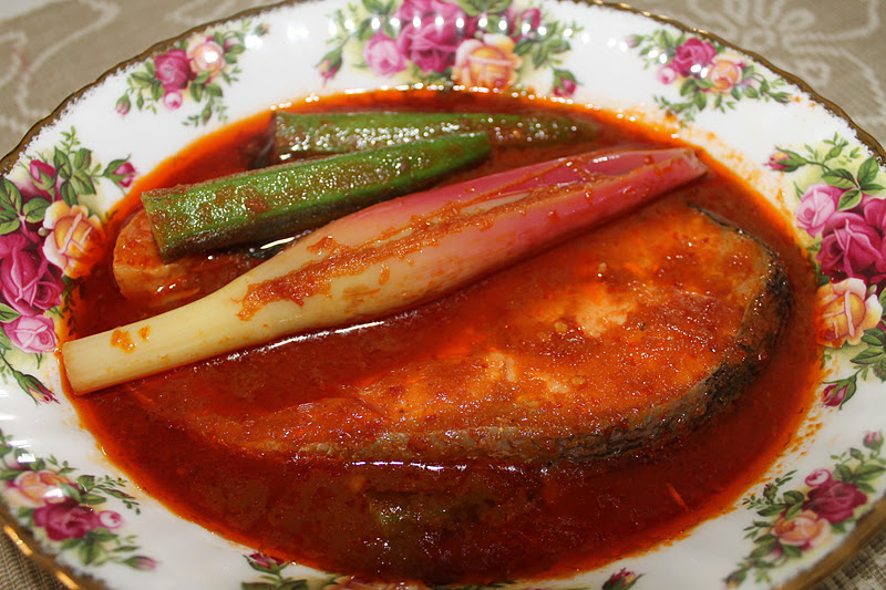 Masak Asam Pedas Ikan Salmon dan Bendi - Azie Kitchen