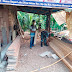 Babinsa Koramil 03 Sioban Serda Subroto lakukan giat inovatif pembuatan jendela dan pintu dari akar kayu yang tak produktif lagi di Desa Sioban Kab Kerp Mentawai